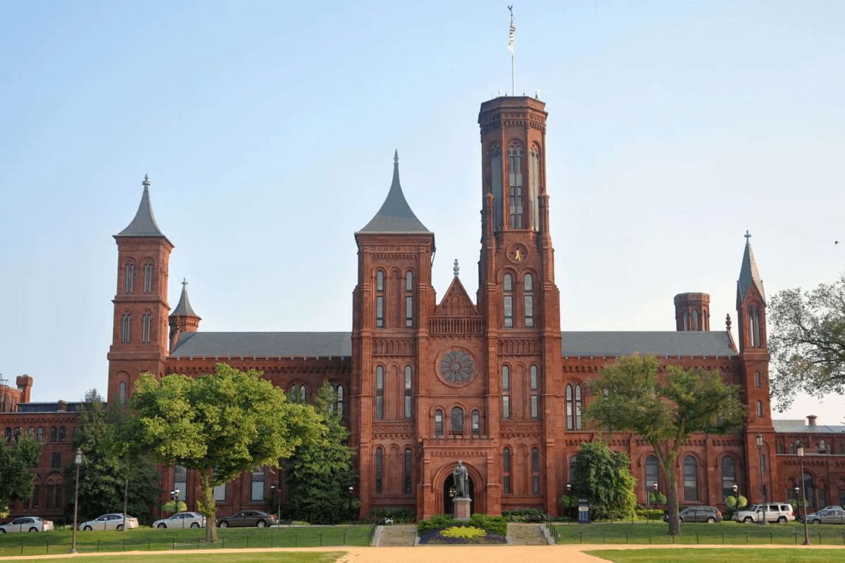 Visit a Smithsonian Museum Visit a Smithsonian Museum